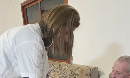 في ظل الحرب، يواصل الطاقم الطبي تقديم العلاج في المنزل